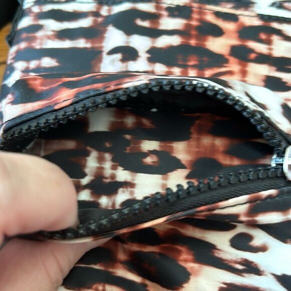 Tahari leopard print nylon crossbody bag - Picture 4 of 6